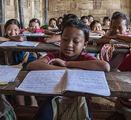 La educación escolarizada frente a la educación en sentido amplio.