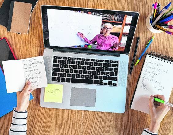 Utilizar nombre y apellido para ingresar y estar atento a clases