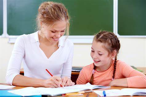 Infinitive: teach simple past: taught enseñar