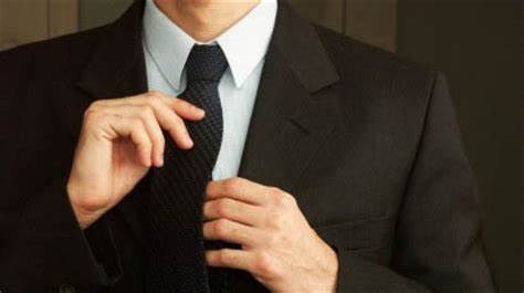 Infinitive: wear simple past: wore llevar puesto