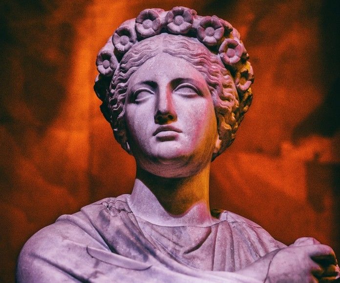 - Representación de la figura femenina. Es un elemento de la época...