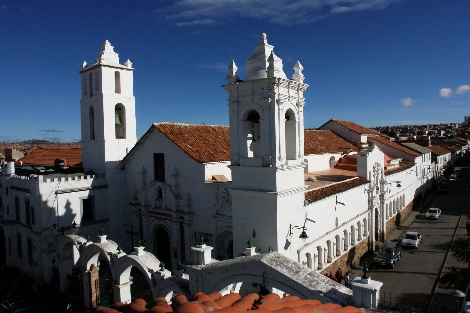 17.-¿Cuál fue la primera universidad de Bolivia?