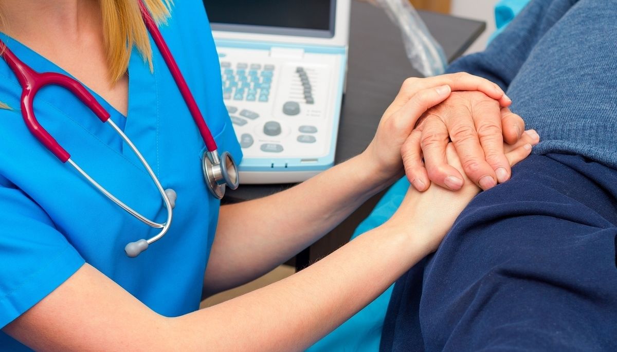 5. Mantener en todo momento la privacidad y confidencialidad de los pacientes y no debatir en tiempo real cuestiones relacionadas con el ...