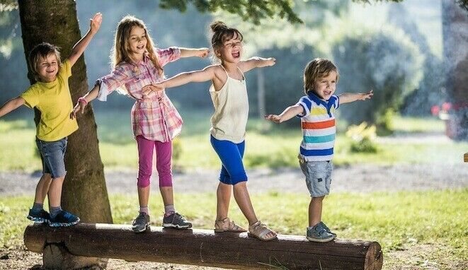 Ámbito Expresión corporal y motricidad Destrezas de 3 a 4 años Objetivos de aprendizaje Desarrollar el control postural en actividades de...