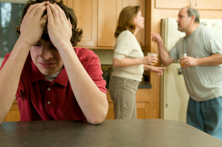 Factores de riesgo contextuales, incluyendo problemas familiares o de relaciones interpersonales y exposición a la pobreza y violencia.