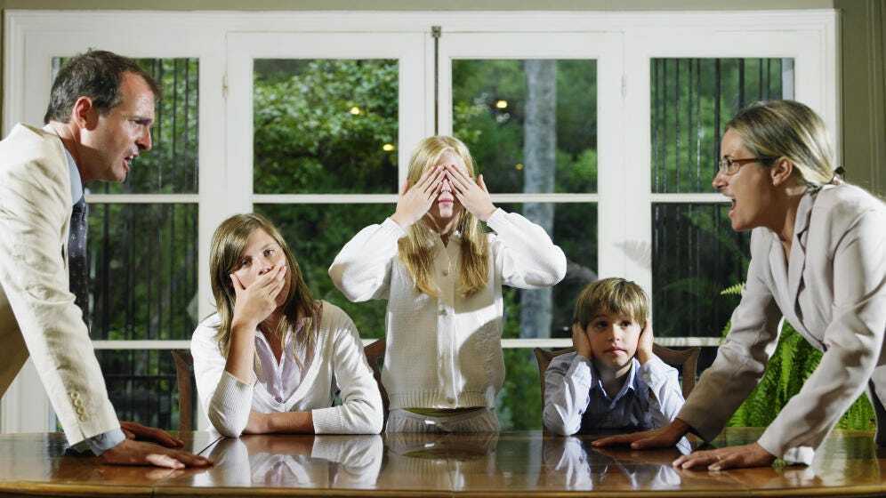 Los conflictos en la familia no suelen implicar violencia, pero sí que puede acarrear algún malestar como tensión, estrés o nerviosismo a...