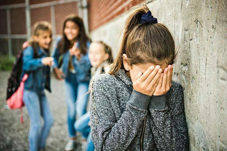 maltrato todo acto físico, sexual, emocional, económico o psicológico que influya sobre otra persona, así como toda amenaza de cometer ta...