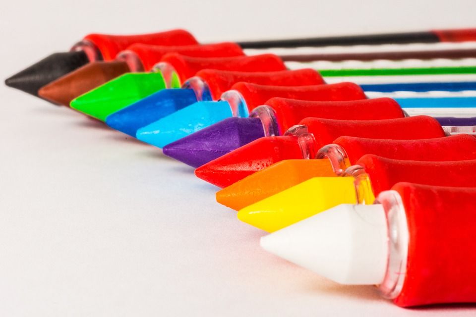 CRAYON /ˈkreɪ.ɒn/