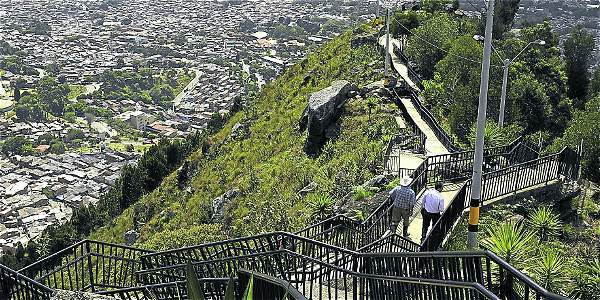 Son 322 escalas que en sus intermedios tienen terrazas para el descanso, en las que se aprecian diferentes especies de flores y plantas. ...