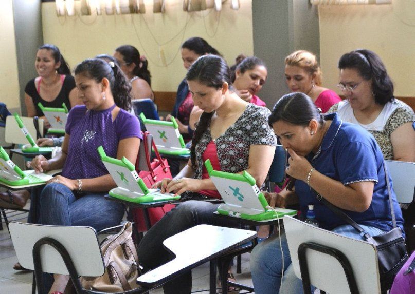 Es siendo docente cuando comencé a relacionarme y experimentar con las computadoras de manera significativa.
