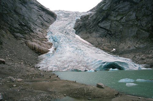 Lingua glaciale - Si forma nei ghiacciai. Erode sia i fianchi delle montagne che la roccia sottostante. Si muove di qualche decimetro al ...