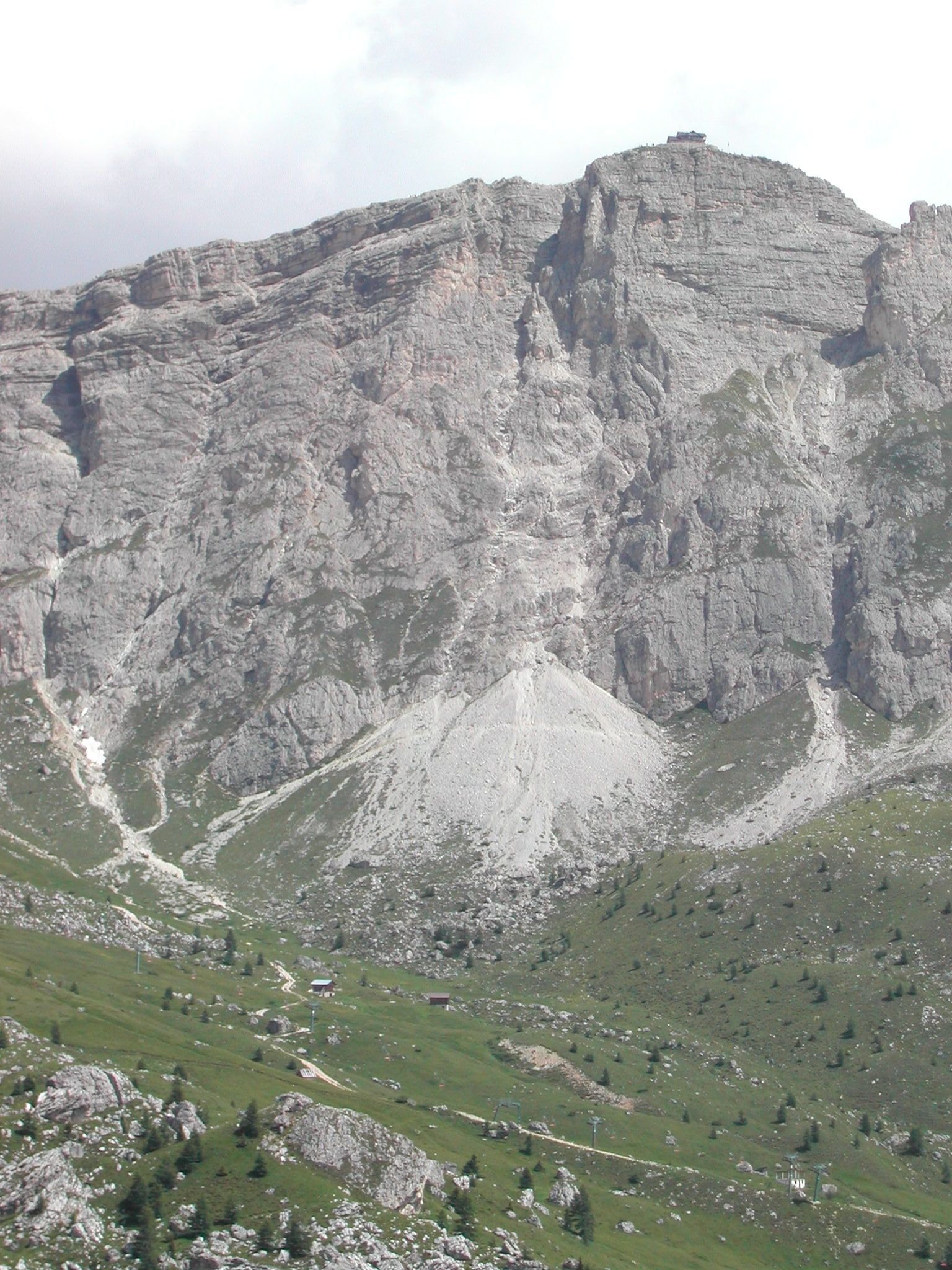 Conoide di deiezione - Cumulo di sabbia e ghiaia depositato dalle acque fluviali al suo sbocco in un terreno pianeggiante