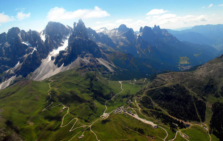 Mette in comunicazione due lati opposti di una montagna