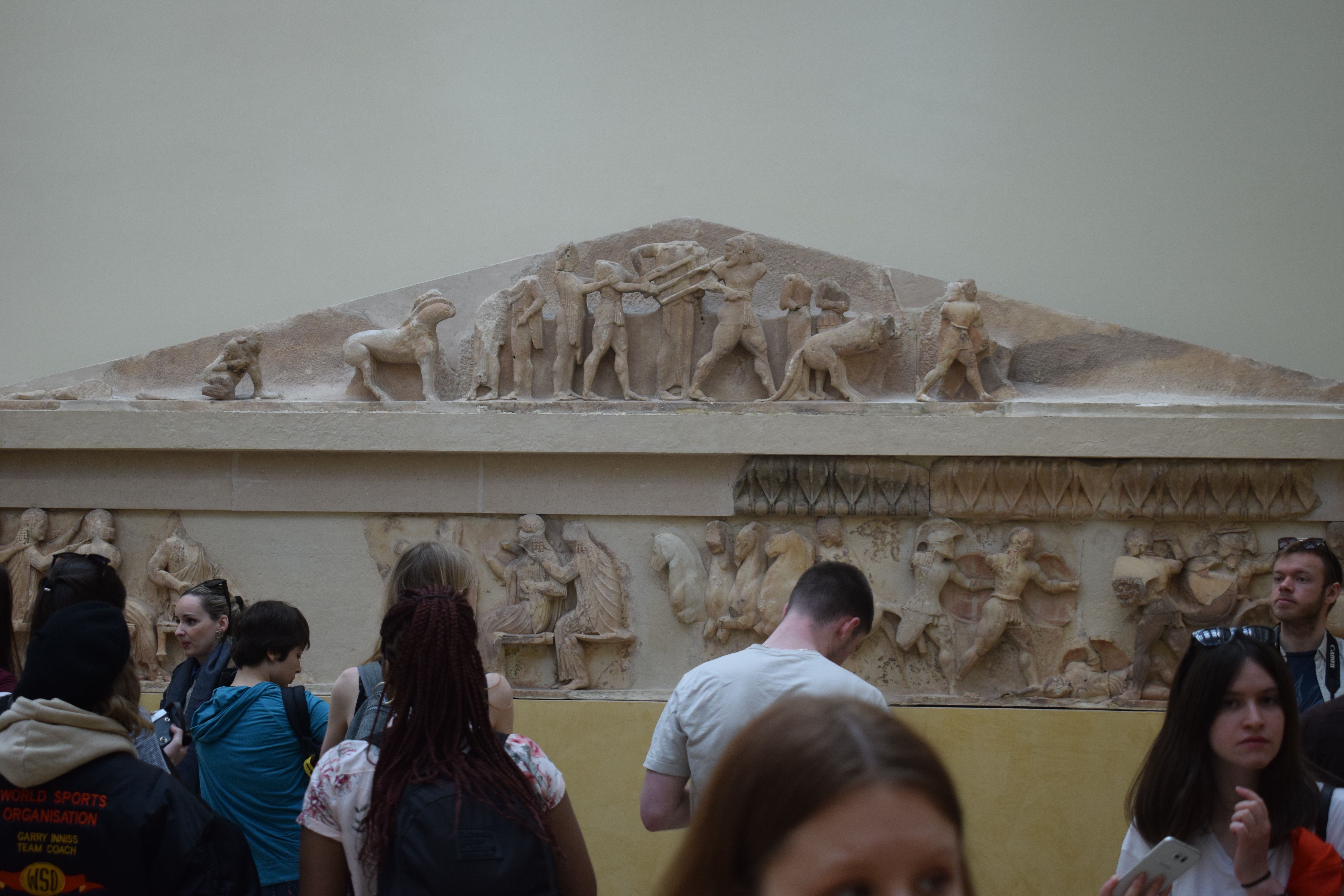Herakles stealing Apollo's tripod Pediment Siphnian Treasury Delphi 530-525