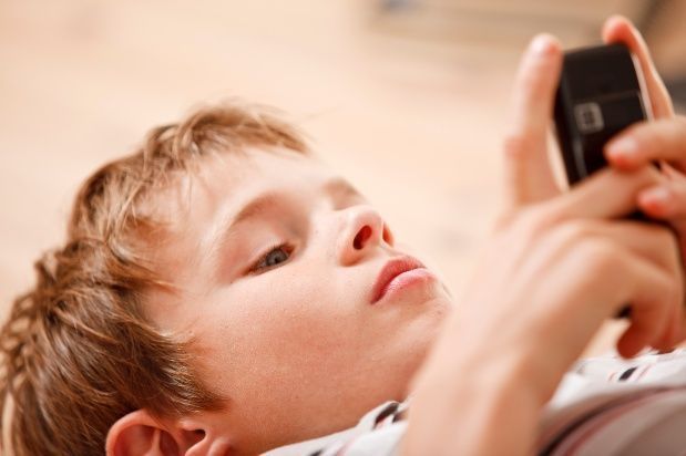 Menores de 14 años no deberían tener smartphones: ICBF