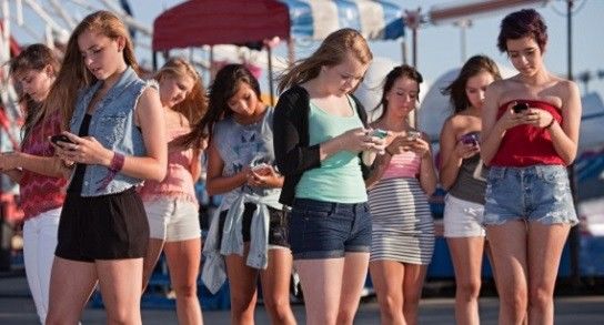 Menores de 14 años no deberían tener smartphones: ICBF