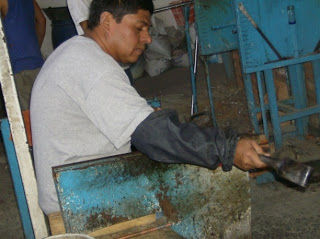 PASO 4: Con herramientas especiales se marca la masa caliente de vidrio por donde se desprenderá la pieza posteriormente del tubo.