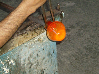 PASO 4: Con herramientas especiales se marca la masa caliente de vidrio por donde se desprenderá la pieza posteriormente del tubo.