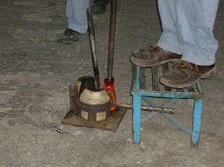 PASO 6: En ocasiones se utiliza un molde semiesférico para agilizar la producción de las piezas, en este paso, el artesano continua sopla...