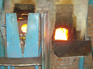 PASO 6: En ocasiones se utiliza un molde semiesférico para agilizar la producción de las piezas, en este paso, el artesano continua sopla...