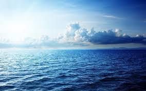 ¿Quién es aquel que va y viene sobre el agua y sobre el puerto se detiene?