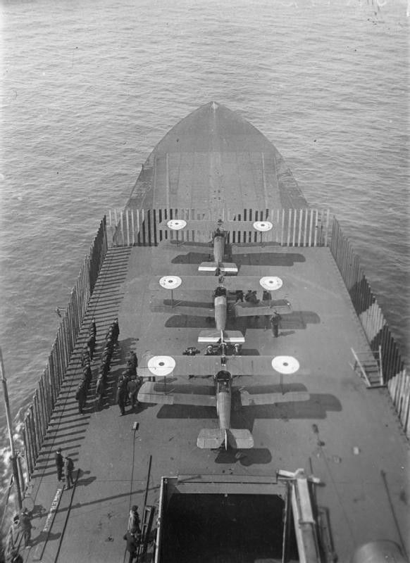 Entraron en acción los porta aviones. HMS Furious 1917