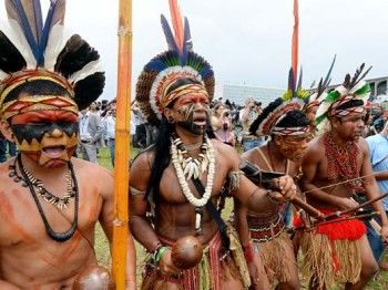 Indígenas Son las etnias que preservan las culturas tradicionales.