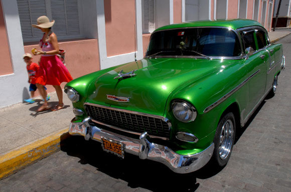 I love that really big old green antique car that always parked at the end of the street. // Me encanta ese coche antiguo verde viejo muy...