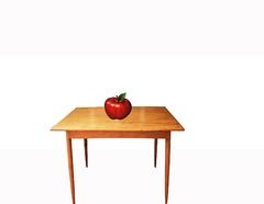 The Apple is red The Apple is on the table The Apple that is red is on the table // La manzana es roja La manzana está sobre la mesa La m...