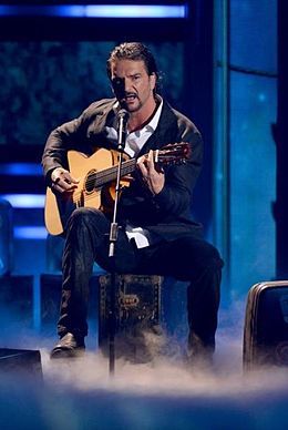 De niño su padre lo obligaba a cantar mi árbol y yo, lo cual llego odiar tanto esa canción, pero el le regalo la 1ra. Guitarra cuando ten...