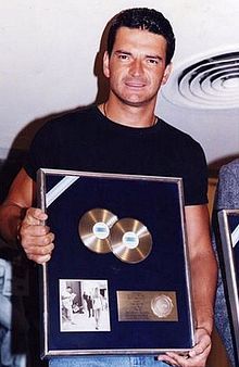 En la faceta de su carrera Musical hubieron tropiezos de los cuales nunca se dio por vencido, para tal efecto de ese esfuerzo ha logrado ...