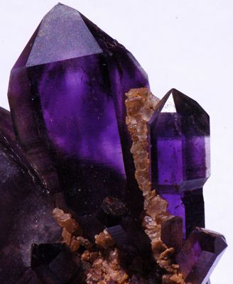 AMATISTA - Muy parecida al cuarzo. - De color morado. - Se utiliza en joyería.