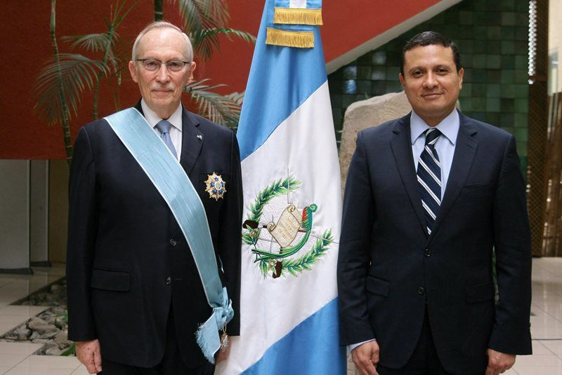 Recibiendo La Orden del Quetzal (Servidor a su Familia, Patria y al mundo)