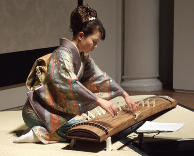 EL KOTO ES UN INSTRUMENTO TÍPICO DE