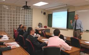 11. Casos a que dirige su atención el Investigador Cualitativo son en grupos pequeños, como puede ser una familia o una clase, etc.
