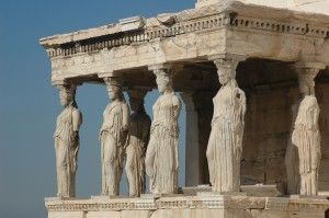 Erecteion es un templo griego erigido en el lado norte de la Acrópolis de Atenas en honor a los dioses Atenea Polias y Poseidón y a Erecteo,