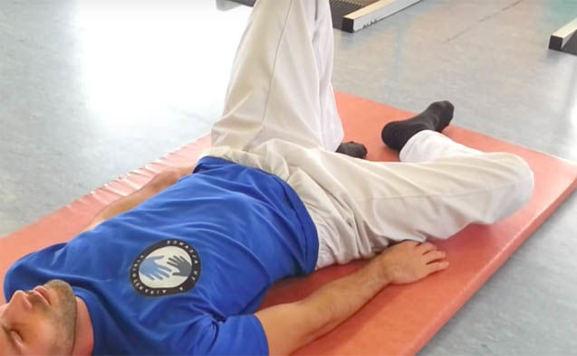 4 Estiramiento de los músculos aductores. En posición estirada sobre la espalda con las piernas muy flexionadas dejar caer las rodillas h...