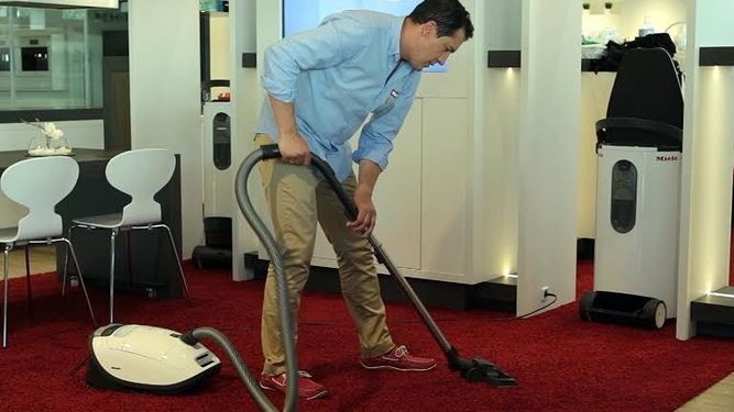 ¿Como podemos ver desde tiempos pasado hasta ahora el hombre realiza las tareas domesticas? En la actualidad hay hombres que ayudan a las...