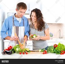 El estereotipo que encasillaba a la mujer en la cocina ha cambiado, ha mejor que sea un espacio para ambos.