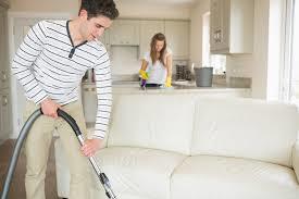El cuidado de la casa es tarea del hombre y la mujer, ya que hoy en día ambos suelen trabajar por igual fuera de casa.