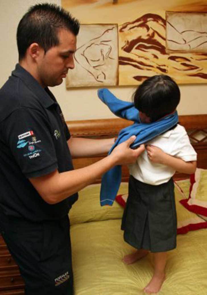 Este es otro de los estereotipos más comunes de una esposa aunque, como podemos ver en la imagen, cada vez son más los padres que visten ...