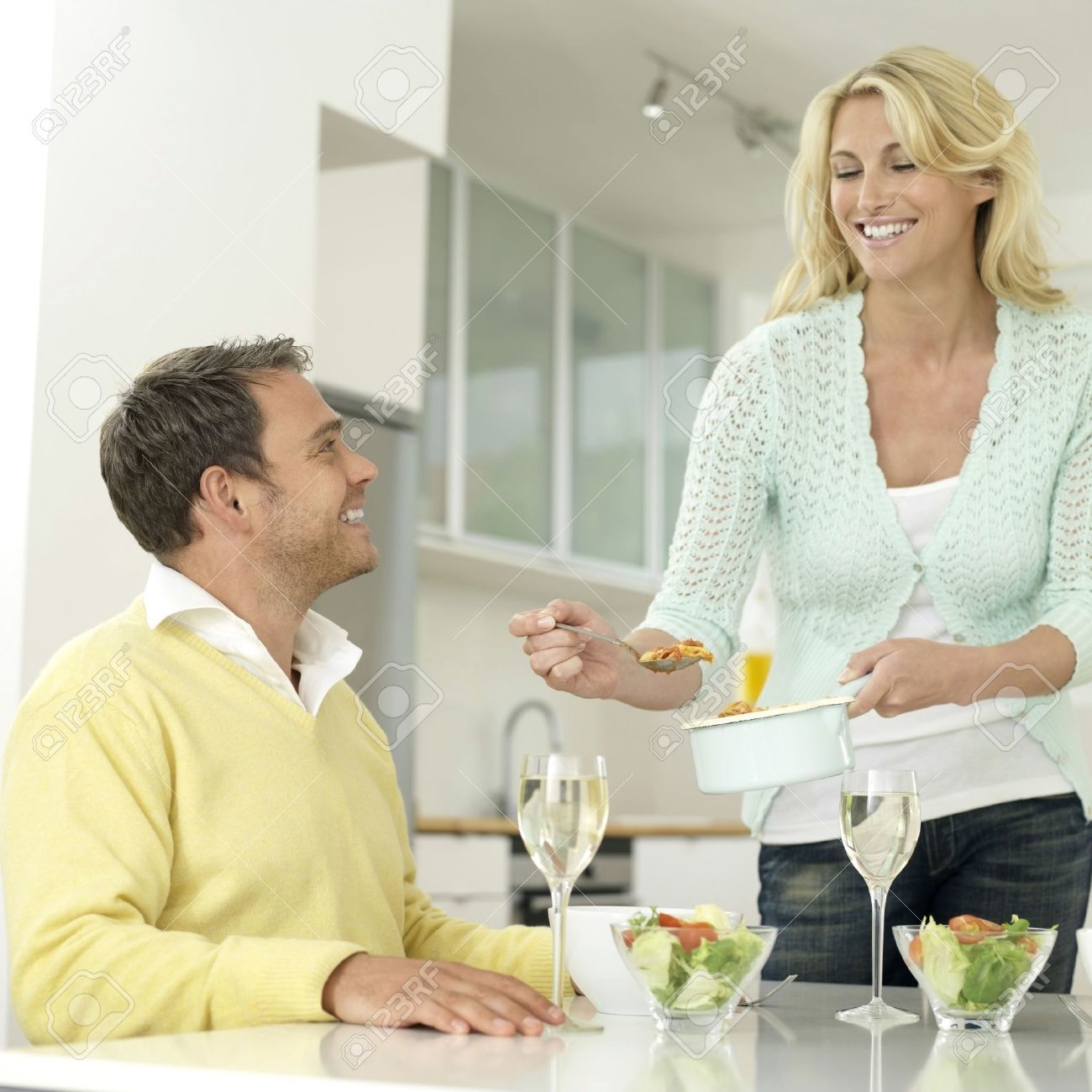 En muchos hogares por desgracia aún ocurre este panorama en la que la esposa es la única que cocina y sirve la cena a su "cansado" esposo...