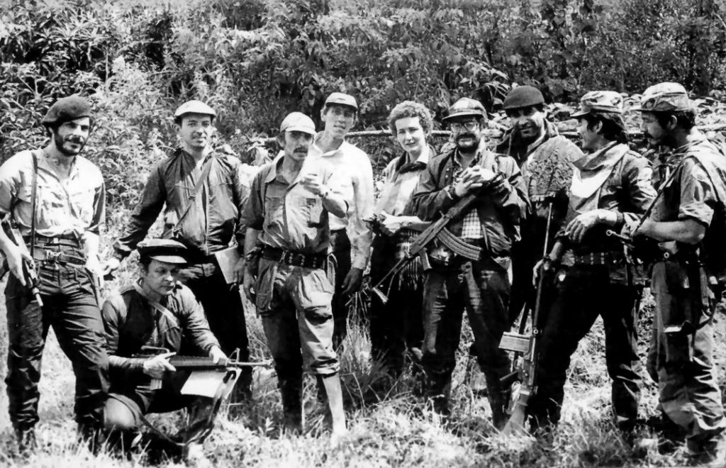 EL M-19 Su objetivo es combinar las armas con la política. No quiere estar aislada en el campo y distante de la gente como las Farc y el ...