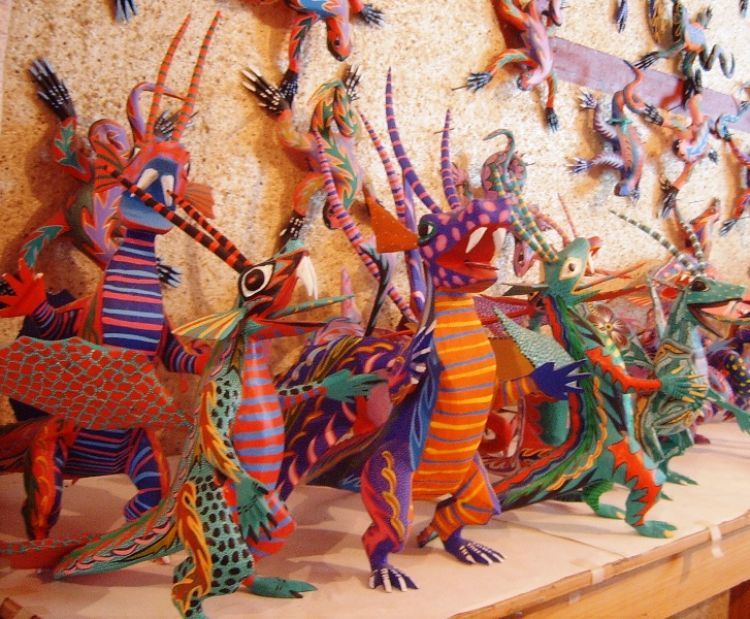 El árbol de copal y los alebrijes en San Martín Ticajete, Oaxaca.