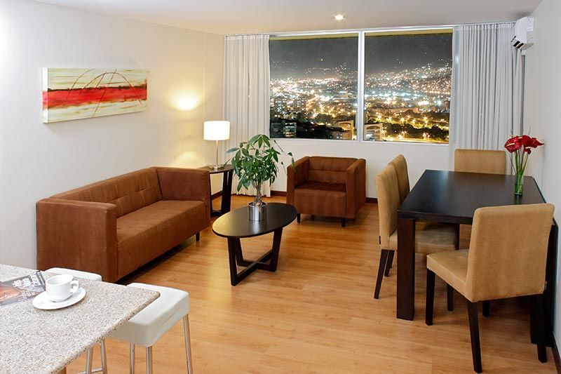 1. WHAT IS YOUR HOUSE LIKE? (Como es su casa)