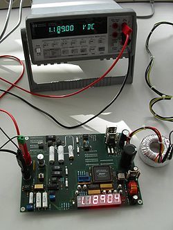 Usos del voltimetro amperimetro y multimetro en la industria y campo automotris