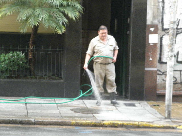 USO INADECUADO DEL AGUA EN LA LIMPIEZA DE SUPERFICIES COMO ACERAS Y CALLES (Duitama-Barrio San Jose)
