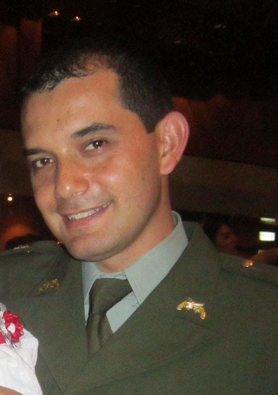 mi profesión Oficial de la políca Nacional de Colombia