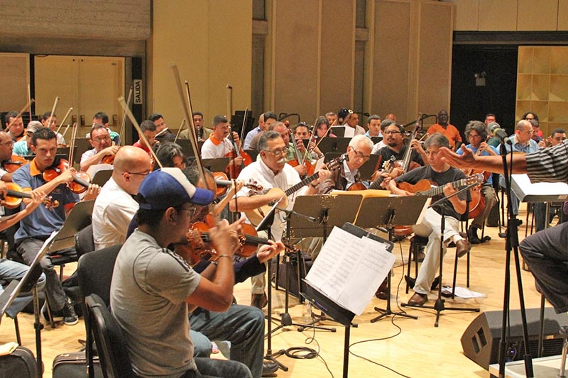 Participación de una orquesta en un certamen musical