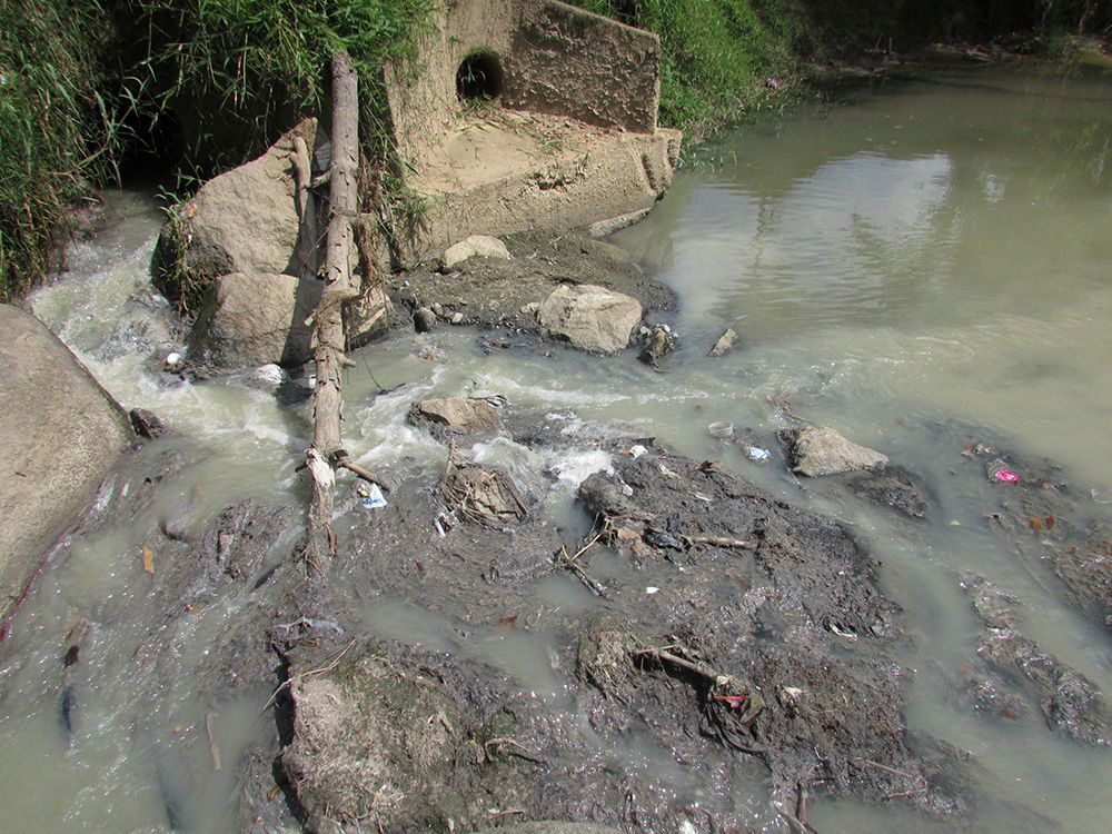 Contaminación por vertimiento de aguas residuales al Río Negro